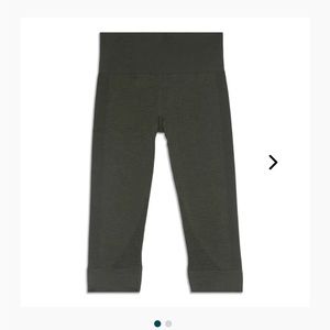 Flow and go crop in military green. Size S